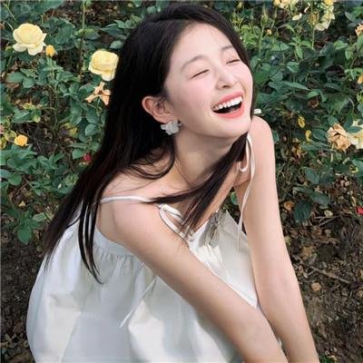 高墙、黑色与帅小伙